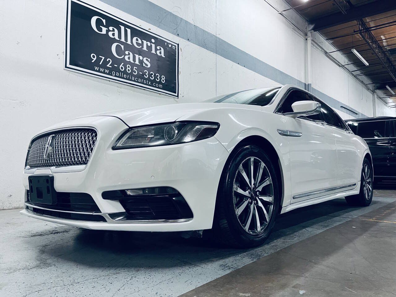 Used 2019 Lincoln Continental Premiere FWD image 2