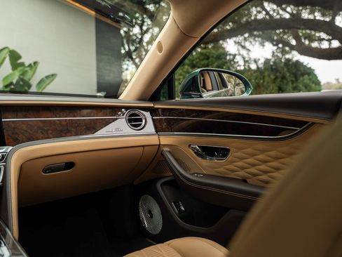 Used 2023 Bentley Flying Spur W12 image 30