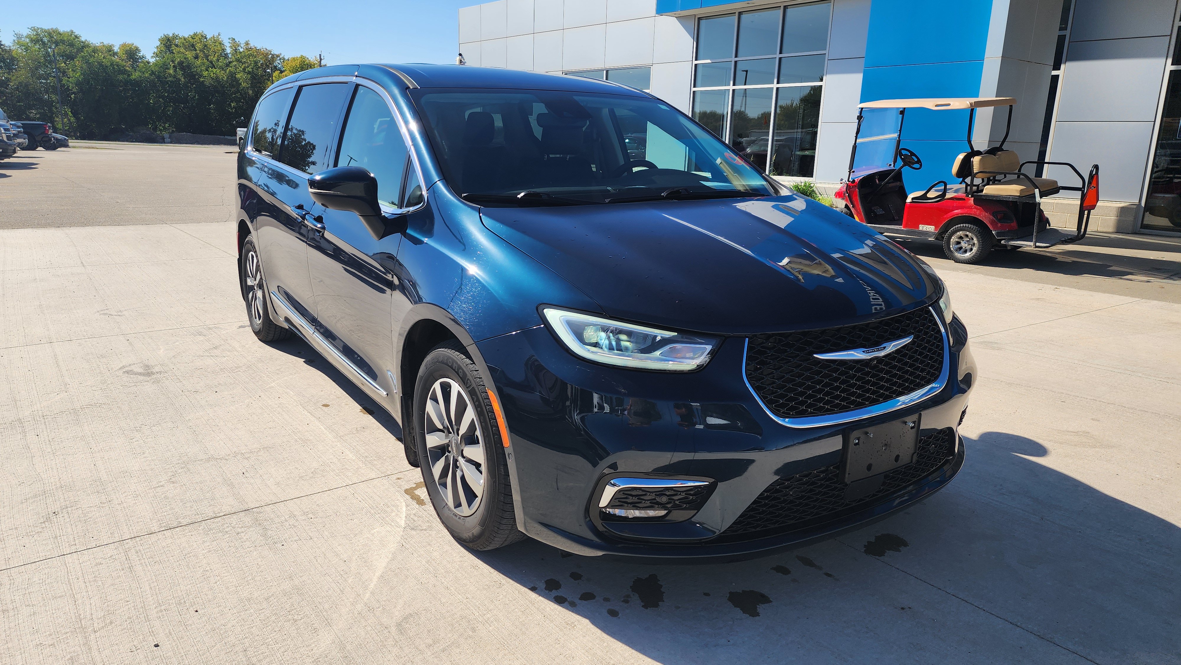 Used 2023 Chrysler Pacifica Touring-L FWD image 3