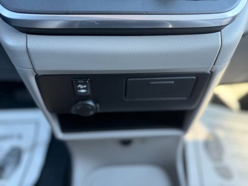 Used 2016 Toyota Sienna LE image 40