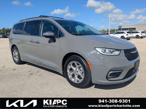 Used 2023 Chrysler Pacifica Limited FWD image 1