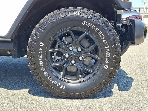 Used 2025 Jeep Gladiator Mojave AWD/4WD image 33