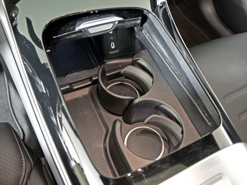 Used 2025 Mercedes-Benz GLC 300 4MATIC image 24