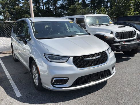 Used 2024 Chrysler Pacifica Touring-L FWD image 3