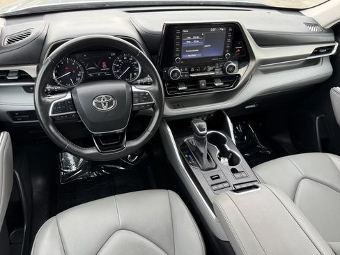 Used 2021 Toyota Highlander XLE AWD/4WD image 23