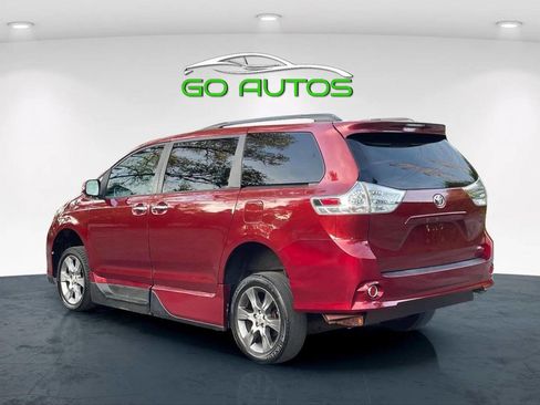 Used 2014 Toyota Sienna SE image 3