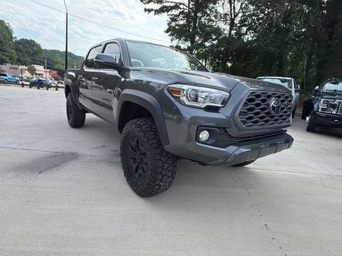 Used 2017 Toyota Tacoma TRD Off-Road w/ Tow Package (A/T) AWD/4WD image 2