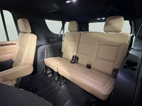 Used 2021 Chevrolet Suburban Premier w/ Premium Package RWD image 28