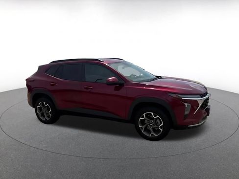 Used 2025 Chevrolet Trax LT w/ LT Convenience Package FWD image 2