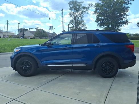 Used 2020 Ford Explorer XLT w/ Equipment Group 202A AWD/4WD image 4