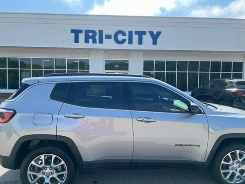 Used 2022 Jeep Compass Latitude image 19