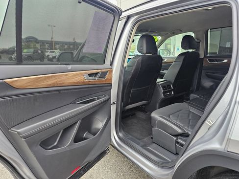Used 2025 Volkswagen Atlas SE AWD/4WD image 12