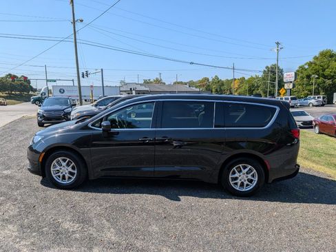 Used 2021 Chrysler Voyager LX FWD image 2