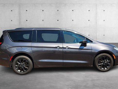 Used 2021 Chrysler Pacifica Limited w/ S Appearance Package image 2