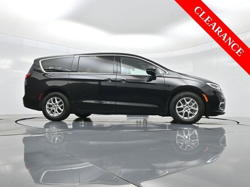 Used 2024 Chrysler Pacifica Touring-L image 47