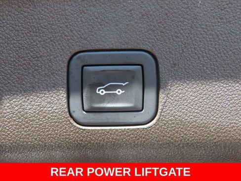 Used 2025 GMC Yukon Elevation image 32