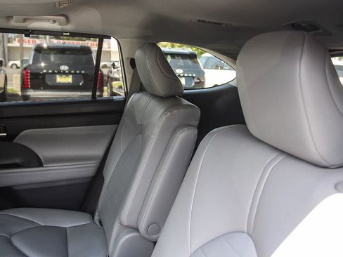 Used 2021 Toyota Highlander XLE AWD/4WD image 26