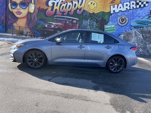 Used 2023 Toyota Corolla SE w/ SE Premium Package image 2