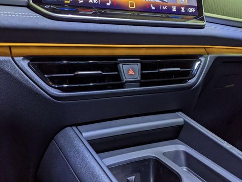 New 2026 Volkswagen Tiguan SE FWD image 17