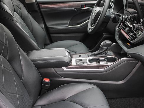 New 2026 Toyota Highlander Platinum AWD/4WD image 19