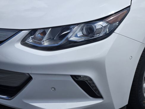 Used 2018 Chevrolet Volt Premier w/ Driver Confidence Package FWD image 9
