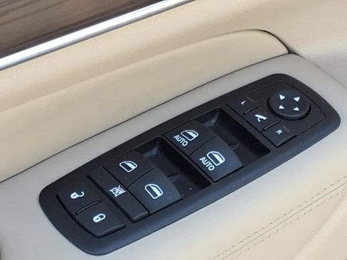 Used 2014 Jeep Grand Cherokee Overland w/ Advanced Technology Group AWD/4WD image 15