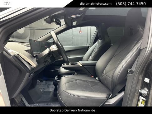 Used 2024 BMW iX xDrive50 w/ Sport Package AWD/4WD image 18