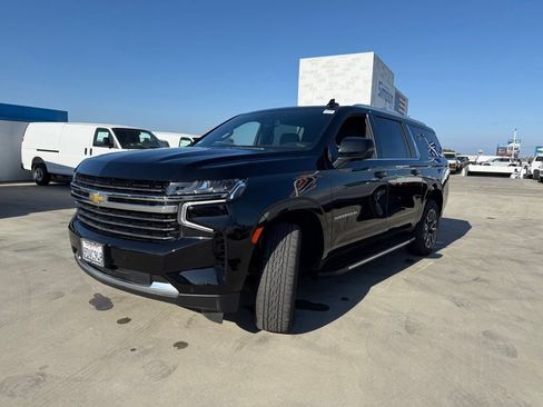 Used 2023 Chevrolet Suburban LT w/ Luxury Package RWD image 3