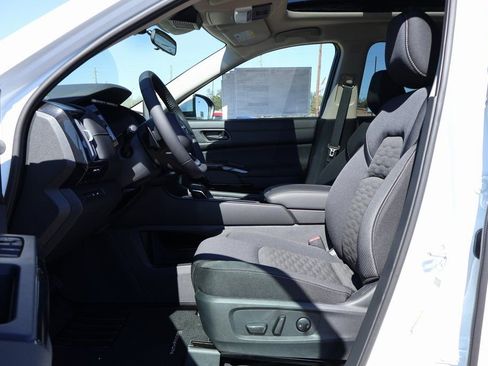 New 2025 Nissan Pathfinder SV w/ SV Premium Package image 7