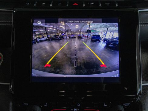 Used 2025 Jeep Grand Cherokee Altitude AWD/4WD image 6