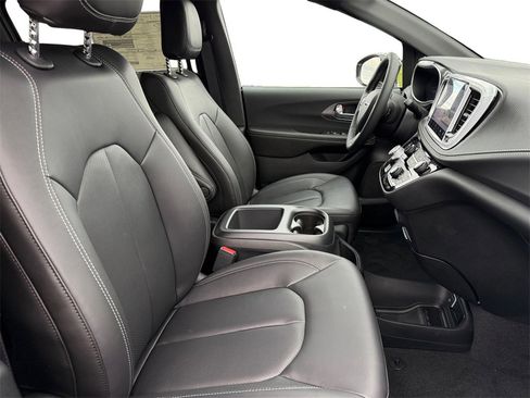 New 2026 Chrysler Pacifica Select image 15