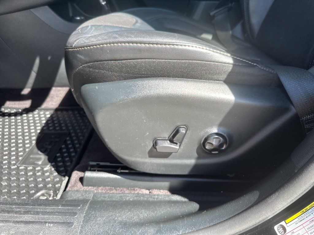 Used 2018 Jeep Cherokee Latitude Plus w/ Cold Weather Group AWD/4WD image 14