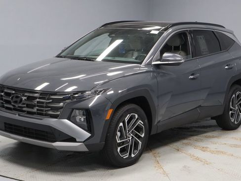Certified 2025 Hyundai Tucson Limited AWD/4WD image 11