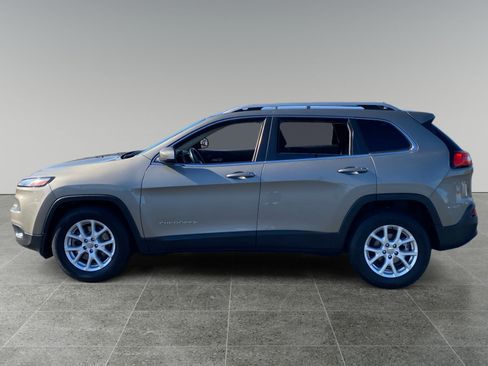 Used 2017 Jeep Cherokee Latitude FWD image 2