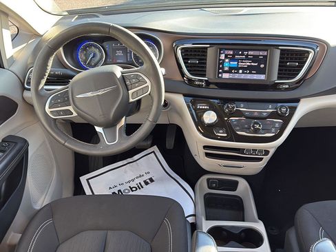 Used 2023 Chrysler Voyager LX image 16