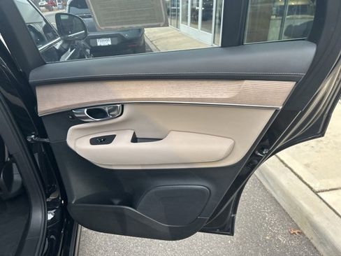 Used 2025 Volvo XC90 B5 Plus image 12