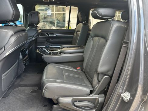 Used 2022 Jeep Grand Wagoneer Series II w/ Premium Group II AWD/4WD image 16