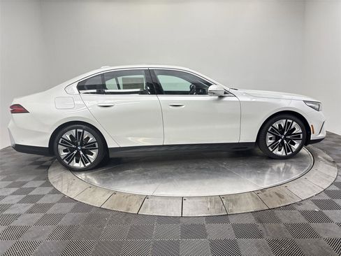 New 2026 BMW i5 eDrive40 image 17