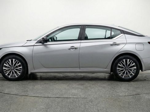 Used 2025 Nissan Altima 2.5 SV image 5