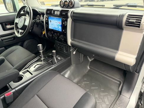 Used 2007 Toyota FJ Cruiser Sport Utility 2D image 25