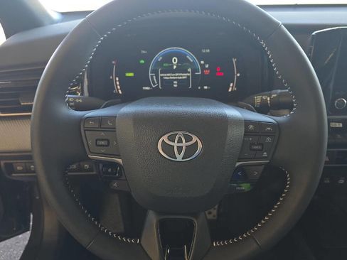 Used 2025 Toyota Camry SE image 12
