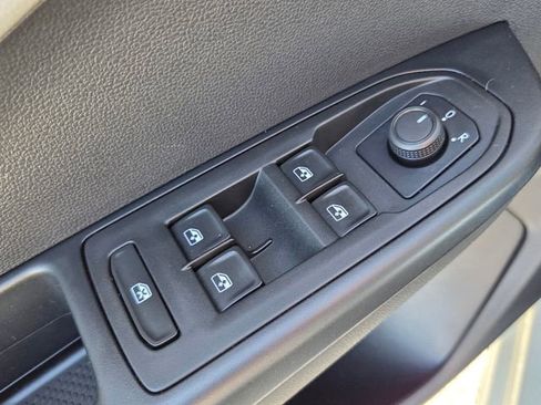 Used 2022 Volkswagen Taos S image 33