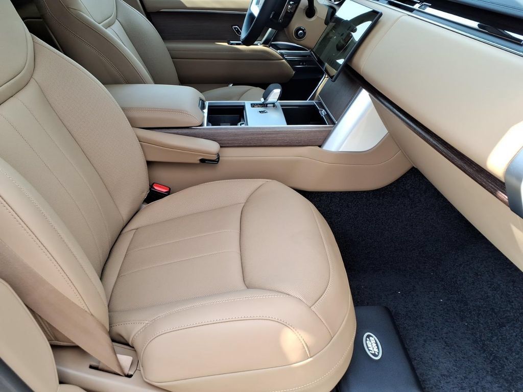New 2026 Land Rover Range Rover Long Wheelbase SE AWD/4WD image 7