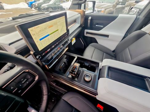 Used 2024 GMC Hummer EV 2X w/ LPO, Illumination Package image 9