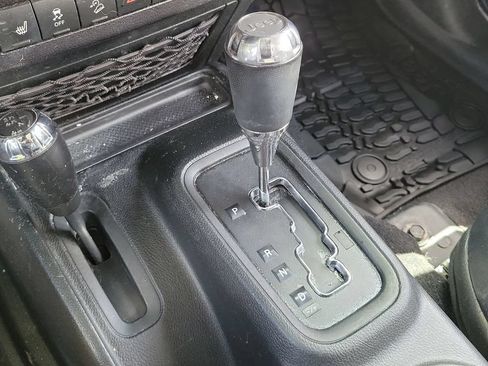 Used 2018 Jeep Wrangler Unlimited Sahara AWD/4WD image 15