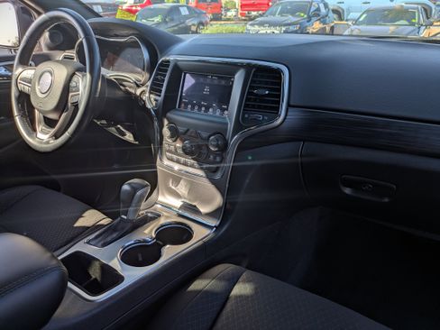 Used 2021 Jeep Grand Cherokee Laredo image 12