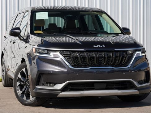 Used 2024 Kia Carnival EX image 2