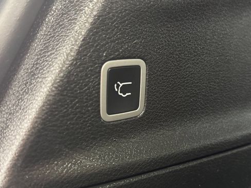 Used 2023 Chrysler Pacifica Touring image 11