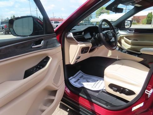 Used 2023 Jeep Grand Cherokee Limited w/ Luxury Tech Group II AWD/4WD image 20