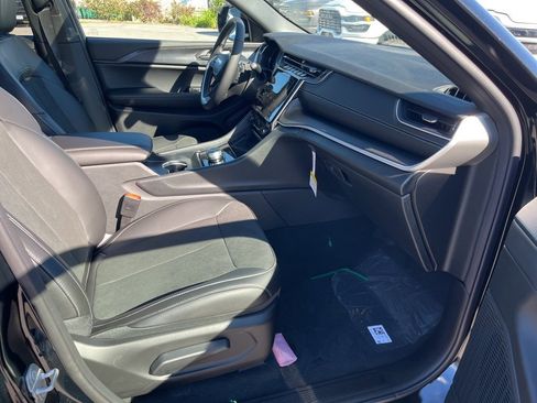 New 2025 Jeep Grand Cherokee Altitude image 11